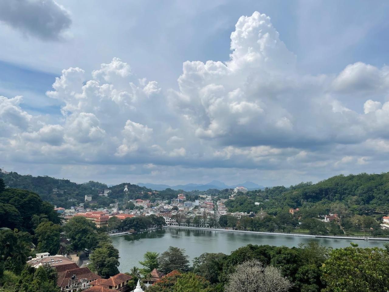 Upali'S Place Канді Екстер'єр фото